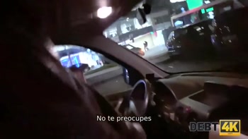 DEBT4k. El agente de la deuda llega a la casa de Eveline Dellai y la clava