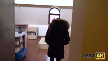 DEBT4k. El agente de la deuda llega a la casa de Eveline Dellai y la clava