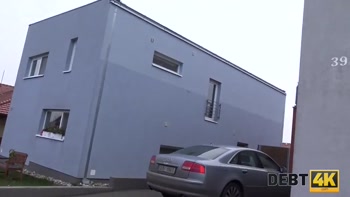 DEBT4k. Muskulöser Mann schlägt n entzückenden Schuldner, der keinen J