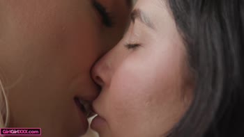 Lily Labeau & Jane Wilde's Sizzling Stepsister Scissoring Session
