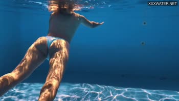 Sofi Otis' Scorching Underwater Solo Show Exposes Her Perfect Ass