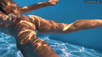 Sofi Otis' Scorching Underwater Solo Show Exposes Her Perfect Ass
