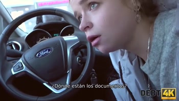 DEBT4k. La chica tiene un préstamo, ¿por qué le pide a un extraño que lo cu