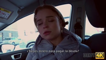 DEBT4k. La chica tiene un préstamo, ¿por qué le pide a un extraño que lo cu