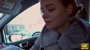 DEBT4k. La chica tiene un préstamo, ¿por qué le pide a un extraño que lo cu
