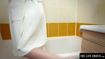 Petite Brunette's Razor-Sharp Solo Delight