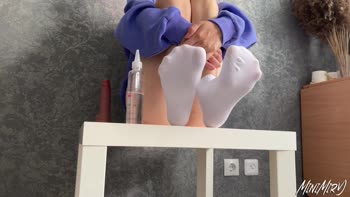 MiniMiry's Creamy Debut: A Teen (18+) Babe's Solo Masturbation