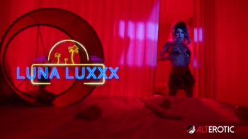 Luna's Retro Revival: Blonde Bombshell Strips Down to 80s Beats