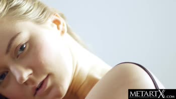 Blonde Bombshell Unleashes Sultry Solo Seduction