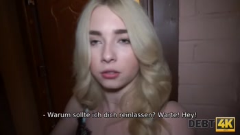DEBT4k. Maria dient lustvollen Sammlern, um ihre Schulden loszuwerden