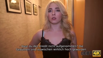 DEBT4k. Maria dient lustvollen Sammlern, um ihre Schulden loszuwerden