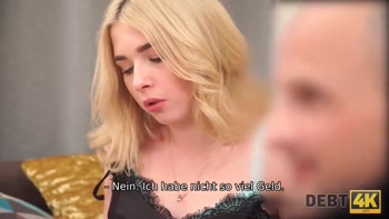 DEBT4k. Maria dient lustvollen Sammlern, um ihre Schulden loszuwerden