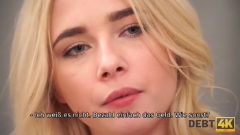 DEBT4k. Maria dient lustvollen Sammlern, um ihre Schulden loszuwerden