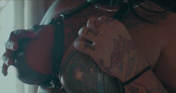 Ventressink's Sultry Strip Tease: Tattooed Babe Unleashes her Curvy Charm