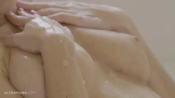 Aislin's Bath Time Secrets: Up Close Solo Masturbation