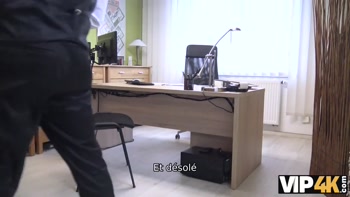VIP4K. Adorable fille russe chevauche la bite d'un agent de crédit dans son