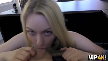 VIP4K. La bailarina de striptease no puede pagar el alquiler, así que ¿por