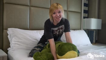 Blonde Cutie's Pillow Humping Delight