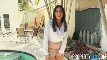 Brunette Agent's Big Boobs Power Steamy Laundry Room Tryst