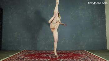Sofya Belaya's Flexy Legs Show: Petite Ballerina Exposed