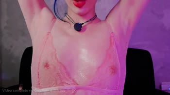 Puu Girl's Sultry Solo: Oiled Skin & Lingerie Tease