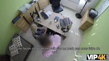 VIP4K. L'agent frappe la chatte serrée de puis il approuve le