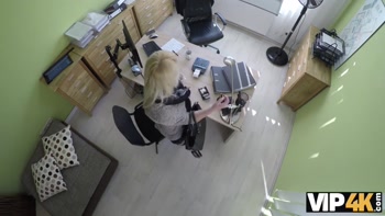 VIP4K. L'agent frappe la chatte serrée de puis il approuve le
