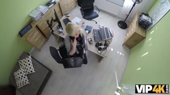VIP4K. L'agent frappe la chatte serrée de puis il approuve le