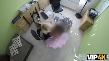 VIP4K. L'agent frappe la chatte serrée de puis il approuve le