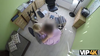 VIP4K. L'agent frappe la chatte serrée de puis il approuve le