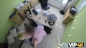 VIP4K. L'agent frappe la chatte serrée de puis il approuve le