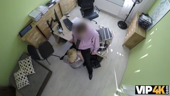 VIP4K. L'agent frappe la chatte serrée de puis il approuve le