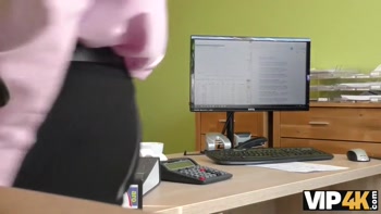 VIP4K. L'agent frappe la chatte serrée de puis il approuve le