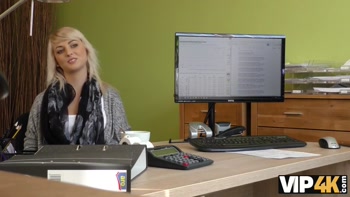 VIP4K. L'agent frappe la chatte serrée de puis il approuve le