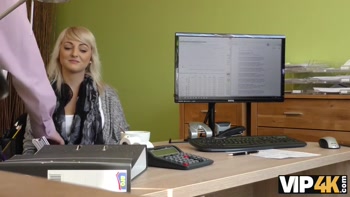 VIP4K. L'agent frappe la chatte serrée de puis il approuve le