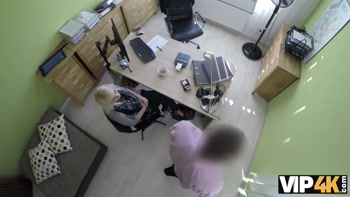 VIP4K. L'agent frappe la chatte serrée de puis il approuve le