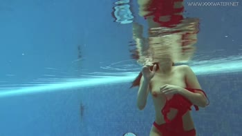 Lina Mercury's Sizzling Underwater Seduction