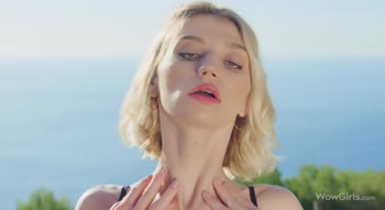 Molly Devon's Sun-Kissed Solo: Blonde Babe Plays with Her Pussy Outdoors