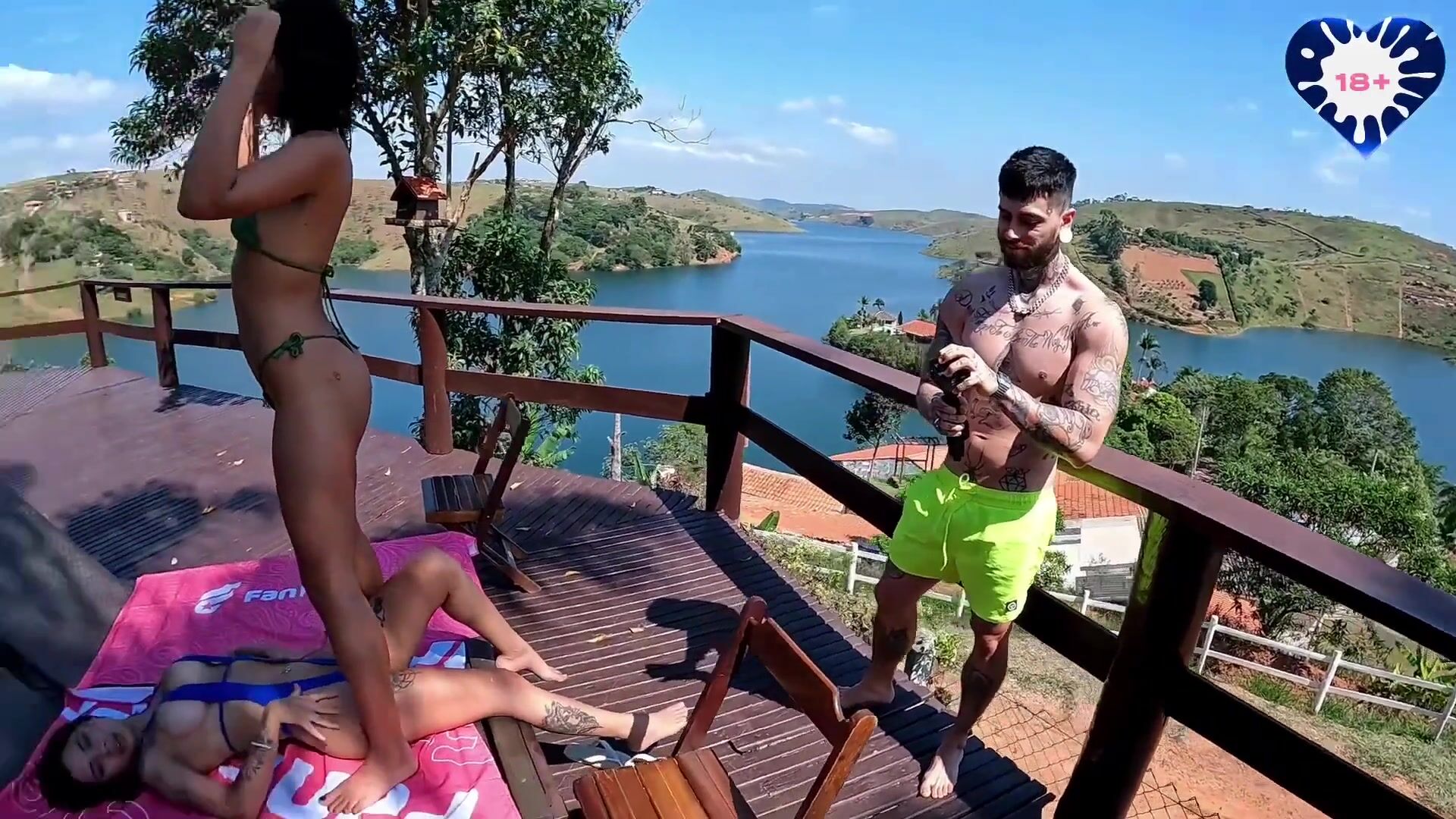 Fernanda Ribeiro e TiaBrit Dando a Buceta Pra Dois Dotados no Stio Pblico!
