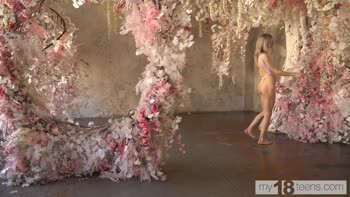 Petite Carolina Sun's Seductive Solo Delight