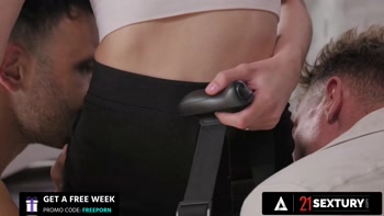 21 SEXTURY - Horny Candie Luciani Takes Two Cocks In Both Holes Instead Of VR