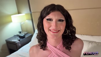 Bee's Booty Tease: A Curvy Transcutie's Solo Seduction