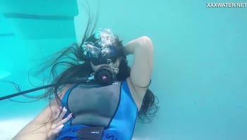 Vodichkina and Farkas in an Underwater Lesbian Affair