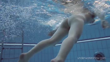 Underwater Seduction: Roxalana's Alluring Nude Display