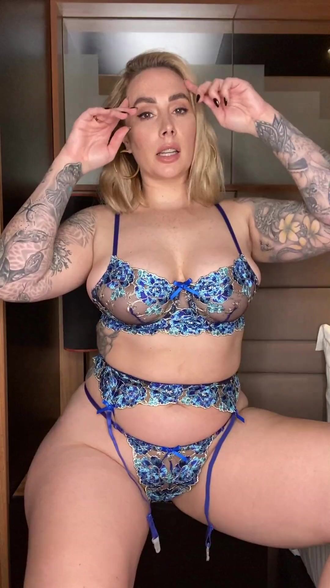 Hot British Babe has no Cash to Pay her Bill but she can Pay another way and you will Love it