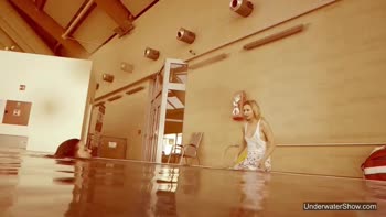 Sultry Czech Babes Dive into Underwater Lezzeness