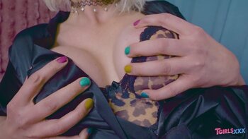 Jade Nyxxx's Blonde Bombshell Solo Seduction