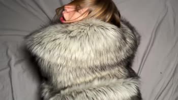 Californiababe Spreads Legs in Fur Coat for Lucky Fan