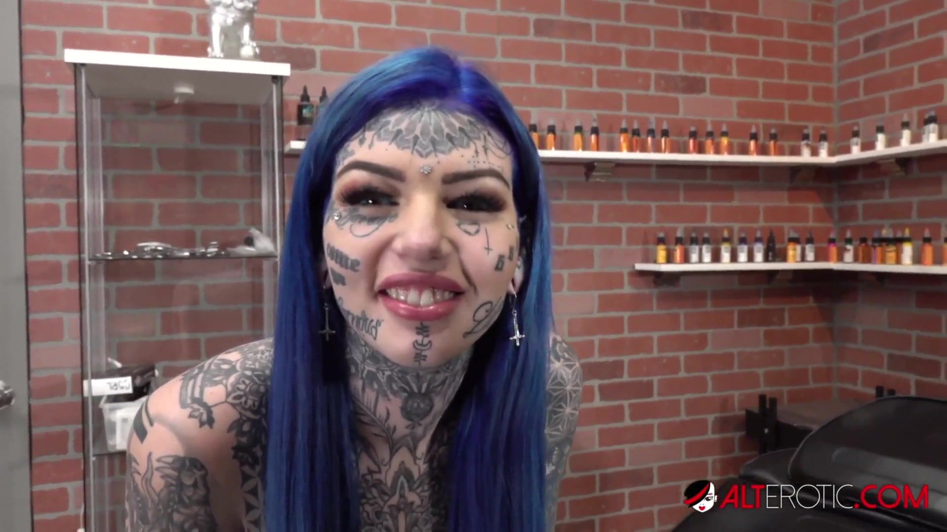 Australian Beauty Amber Luke Gets a new Nose Tattoo