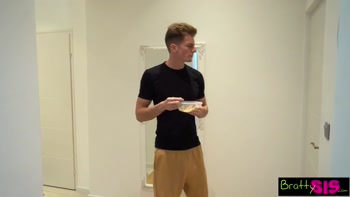 In My Stepsisters Bedroom - S26:E9